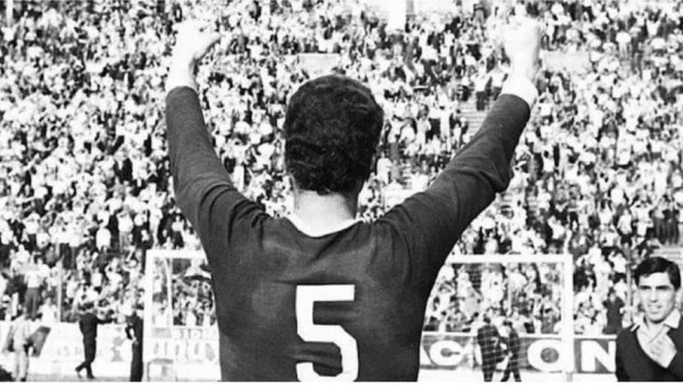 El número 5 en la espalda y el saludo a la hinchada. Héctor Guidi fue un ídolo de Lanús.