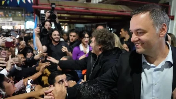 Milei vuelve a mostrarse con Adorni a 15 días de la elección porteña 