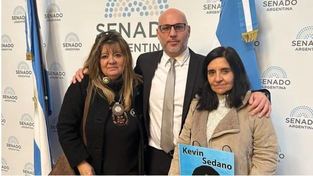 El abogado Natalio Nicodemo junto a Viviam Perrone, de Madres del dolor, y Silvia González, de la Fundación estrellas amarillas.