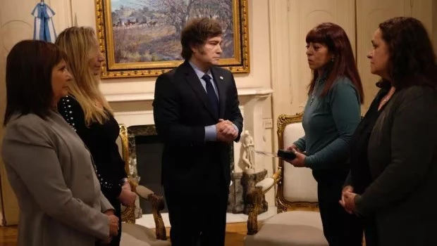 Milei entregó a la familia de Luca Nicolás Aguilar la condecoración “Al Valor del Ciudadano”.