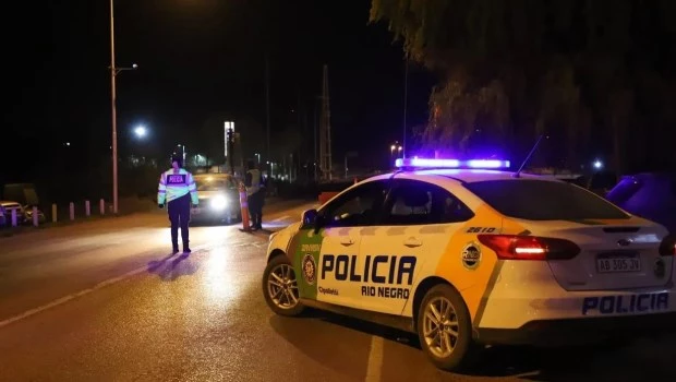 Una mujer arrojó a su hija de dos años a la ruta y fue rescatada por ciclistas