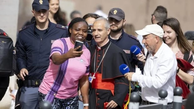 Una mujer hace una selfie con el Jean-Paul Vesco en la plaza de San Pedro, en el Vaticano.