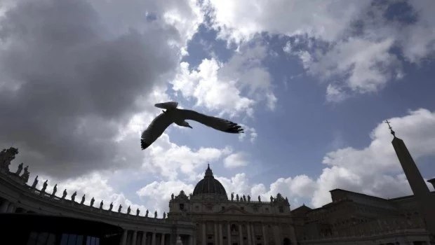 Un pájaro sobrevuela la Plaza de San Pedro durante la reunión de la Congregación General de Cardenales, en Ciudad del Vaticano. Foto: EFE