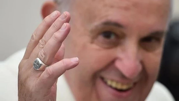 Anularon el Anillo del Pescador de Francisco 16 días después de su muerte