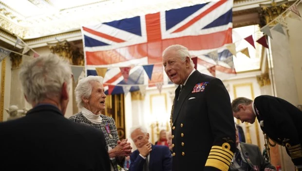 El rey Carlos III participo de los festejos en el desfile del Día de la Victoria