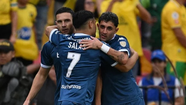 Racing goleó a Bucaramanga en Colombia