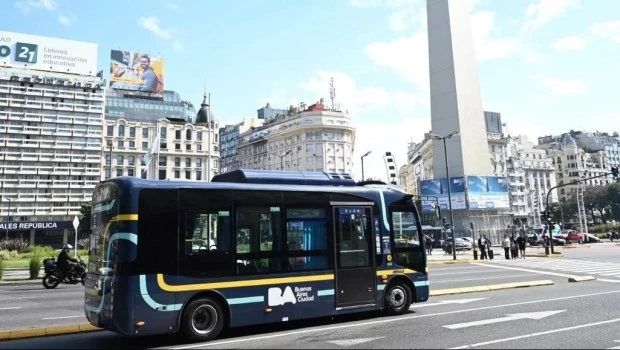 Comienza a funcionar la primera línea de colectivos eléctricos en la Ciudad