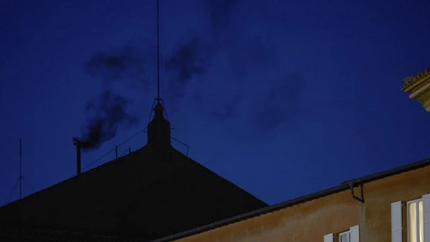 Hubo fumata negra y aún no hay papa