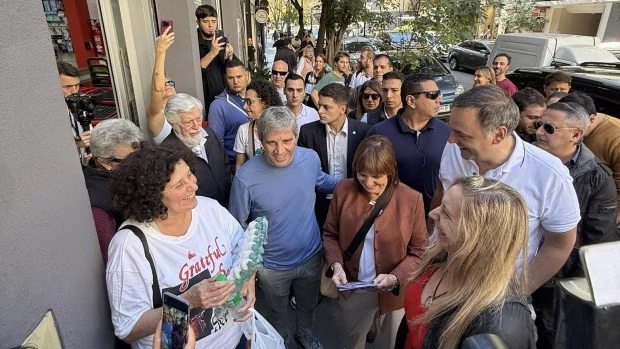 La política navega entre delfines y pirañas