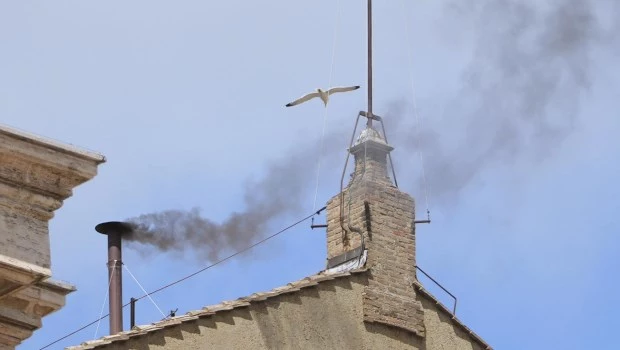 Segunda fumata negra en el Cónclave para elegir al Papa