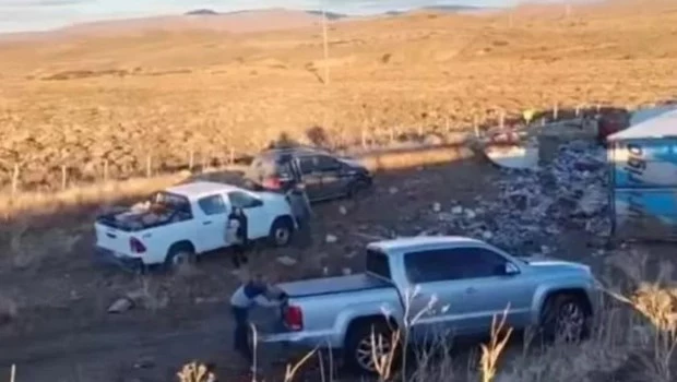 Volcó un camión en Chubut, el chofer murió y los vecinos robaron la carga