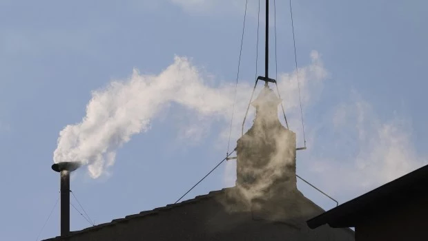 La fumata blanca y las campanas del Vaticano anuncian la elección de un nuevo papa