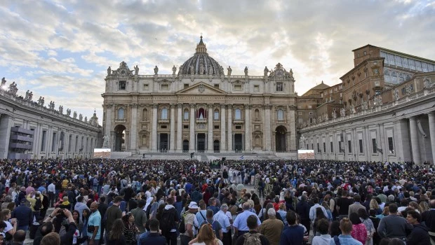 Más de 150.000 personas recibieron al nuevo papa en la plaza de San Pedro