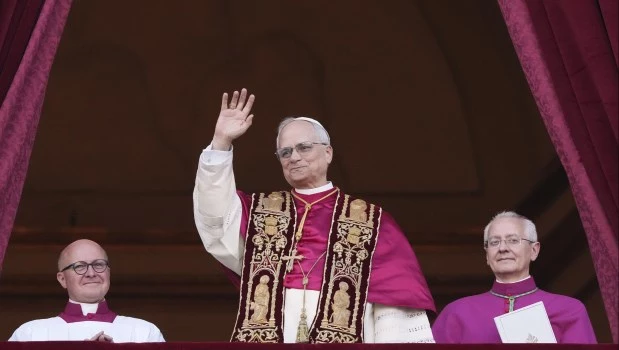 En su primer discurso, León XIV hizo un llamamiento a la paz y a una Iglesia abierta a todos