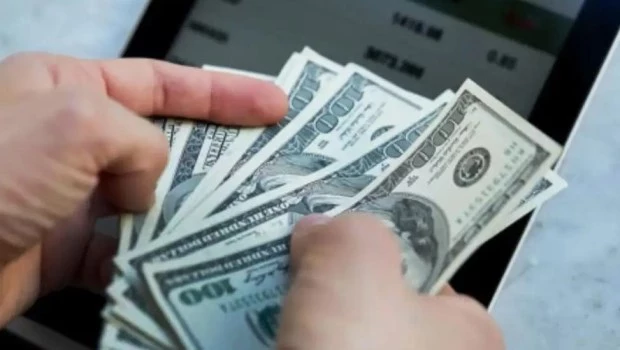 La cotización del dólar sigue en picada y cae a los $1.100 