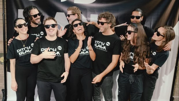 El elenco se compone de actores ciegos, disminuidos visuales y videntes. La obra ya se presentó en Orlando y Los Angeles, además de Nueva York.