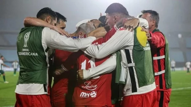 Huracán se lo dio vuelta al Racing uruguayo y quedó a un paso de la clasificación