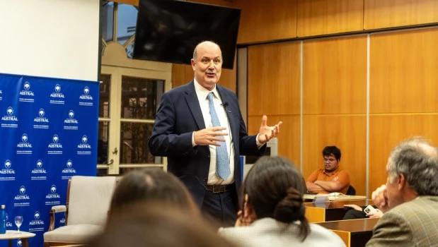 En el salón principal de la Universidad Austral, el ministro de Desregulación, Federico Sturzenegger, hizo un balance de gestión y prometió que continuará el ajuste del gasto público.