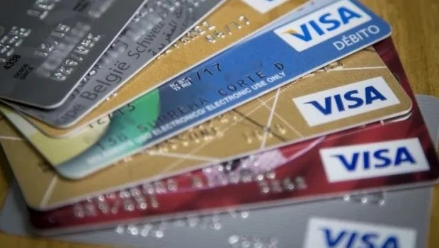 Les robaron las tarjetas a sus compañeros de trabajo para hacer compras y fueron detenidos