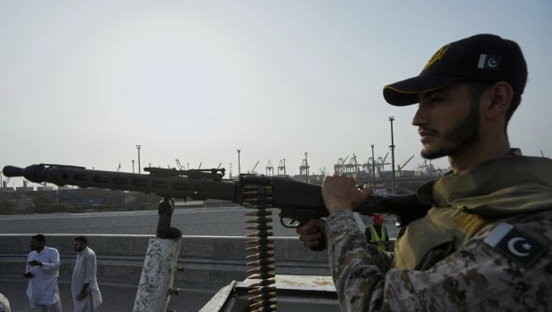 Pakistán dice que India disparó misiles contra tres bases aéreas