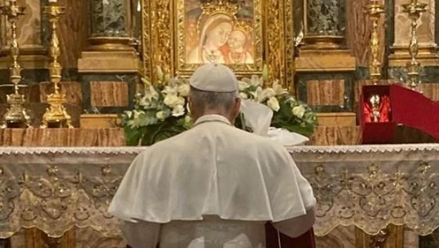 León XIV frente a Nuestra Señora del Buen Consejo.