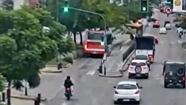 Los echos fueron registrados por las cámaras de seguridad del partido de San Martín.