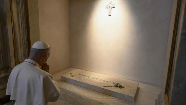 ROMA-El papa León XIV acudió a rezar ante la tumba de Francisco.