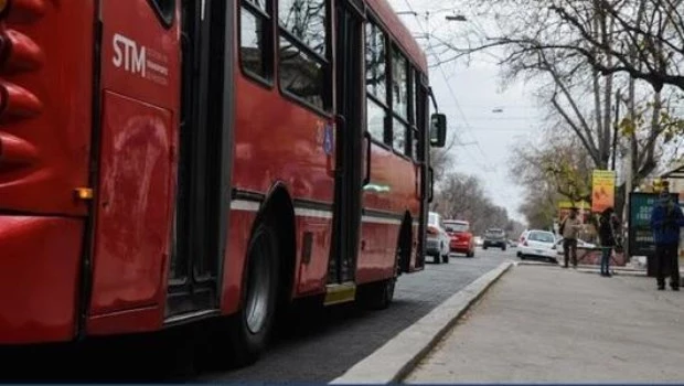 Mendoza: murió una jubilada al caer de un colectivo tras una brusca maniobra para evitar un choque
