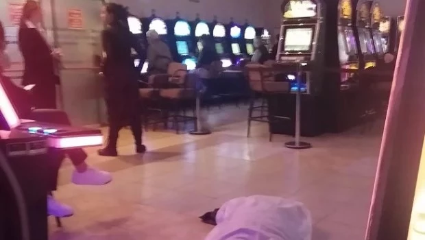 Murió una mujer en un bingo marplatense y los apostadores siguieron jugando en las máquinas