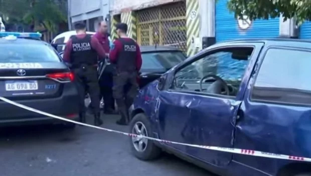 Constitución: un conductor alcoholizado perdió el control de su auto, chocó a otro que estaba estacionado y volcó 