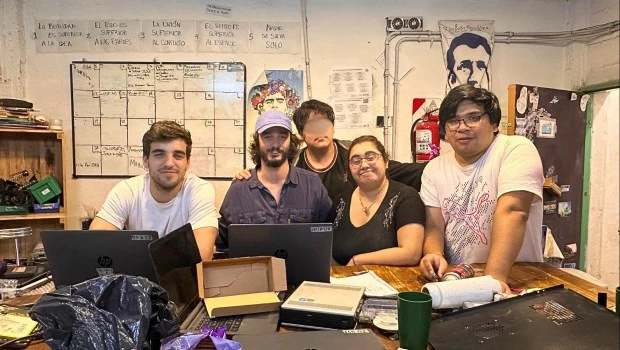 Oliverio Freund, Josué Lucero, Yami Vallejos y Leonel Cardozo en el taller de reciclado tecnológico que permitirá la conexión al mundo digital.