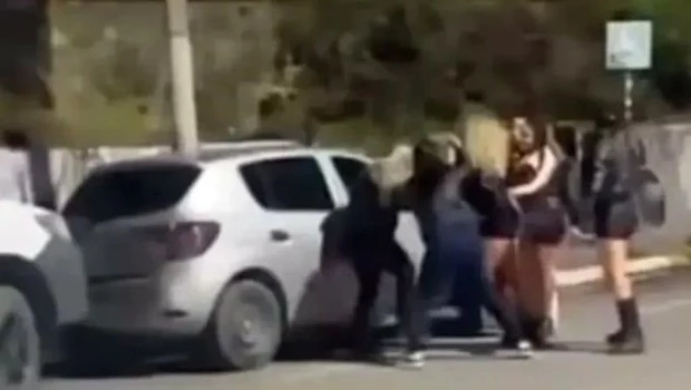 Batalla campal entre mujeres tras el recital de Karina “La Princesita”