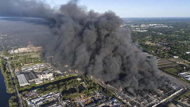 Incendio en un gran complejo comercial en Varsovia, Polonia, el 12 de mayo de 2024. (AP- Archivo)