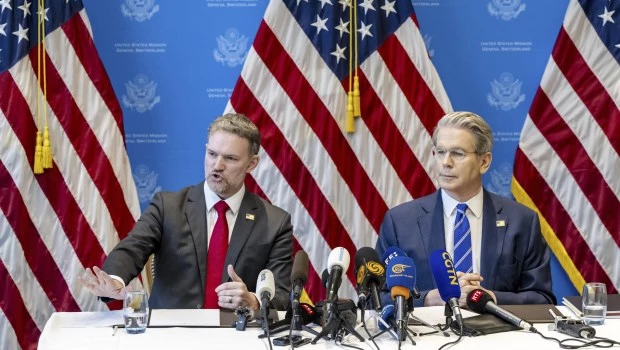 El representante de Comercio de EEUU, Jamieson Greer, a la izquierda, y el secretario del Tesoro de EEUU, Scott Bessent, en conferencia de prensa tras dos días de conversaciones a puerta cerrada.