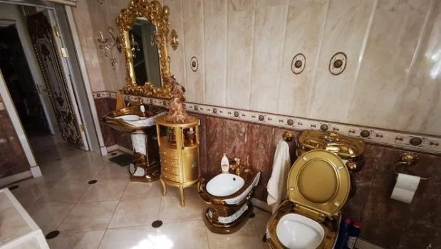 Condenan a 20 años de cárcel a exjefe de la policía rusa que tenía un inodoro de oro