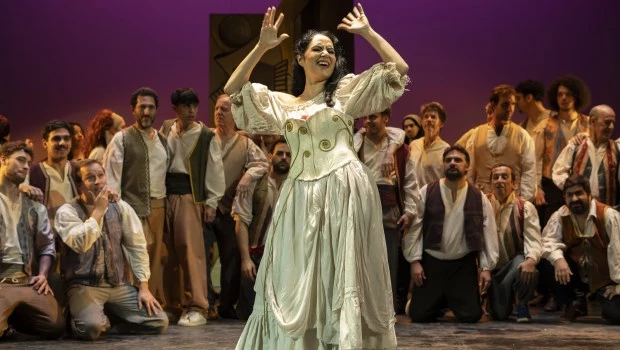 La mezzo Luciana Bueno, de acción desenvuelta y óptimos recursos vocales, resultó una interesante elección para el rol de la Gitana.