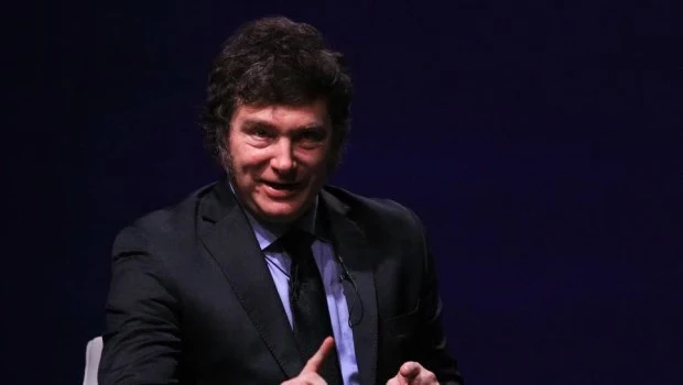 Milei afirmó que el Gobierno evitará investigar a quienes usen los dólares guardados bajo el colchón