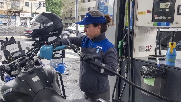 Ahora YPF subió los combustibles hasta 0,5%
