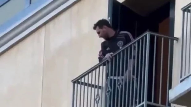 Messi salió al balcón a saludar a los hinchas y generó locura en San José