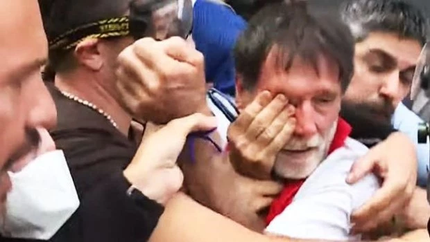 Efectivos de la Policía Federal agredieron al padre Paco Olveira durante la movilización de jubilados en el Congreso.