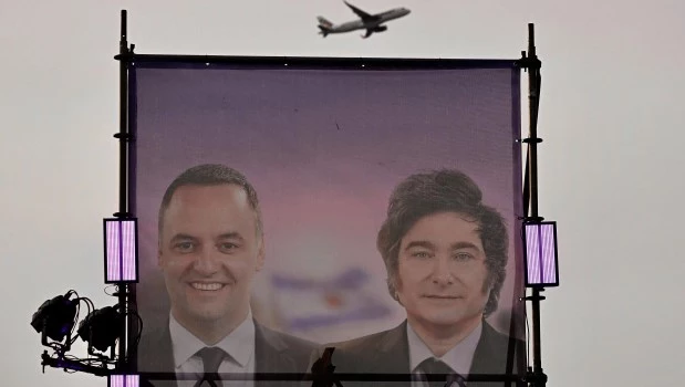 El vocero y candidato a legislador porteño Manuel Adorni estará acompañado por el Presidente en el acto de cierre de campaña en Parque Mitre.
