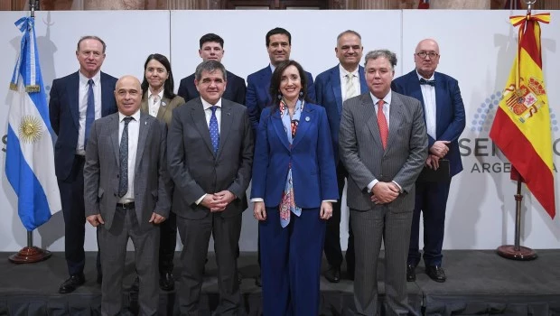 Reciben en el Senado al embajador de España