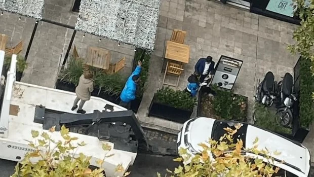 La Plata: una mujer se atrincheró arriba de una grúa para evitar que se lleven su auto