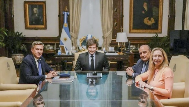 Javier Milei recibi贸 a Leandro Zdero en la Casa Rosada luego del triunfo electoral en Chaco - Image 3