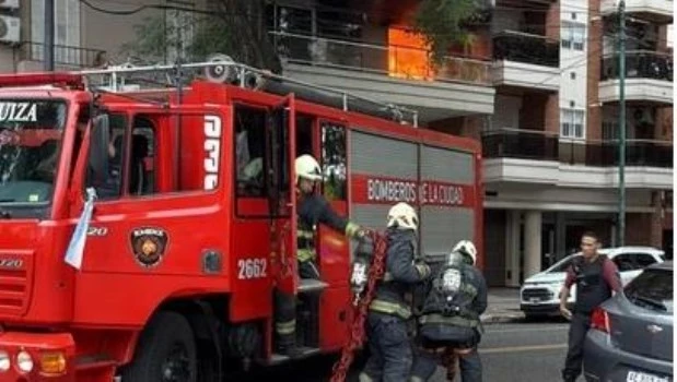 Se incendió un edificio en Villa Pueyrredón: dos personas fueron asistidas por el SAME