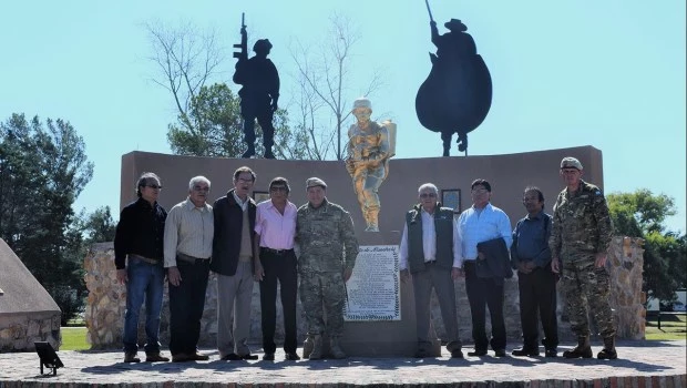 Algunos de los protagonistas del Combate de Manchalá, entre ellos José Romero (4i), posan delante del monumento reconstruido, en 2018.