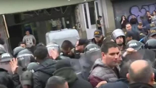 Incidentes en el Puente Pueyrredón en una protesta de choferes de colectivos