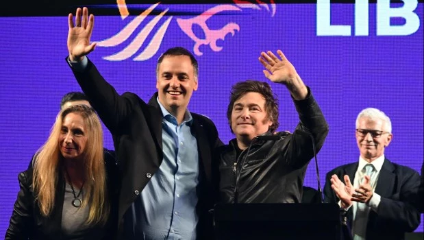 Tras cancelar su viaje a Roma, Milei seguirá de cerca los resultados de las elecciones y espera festejar con Adorni 