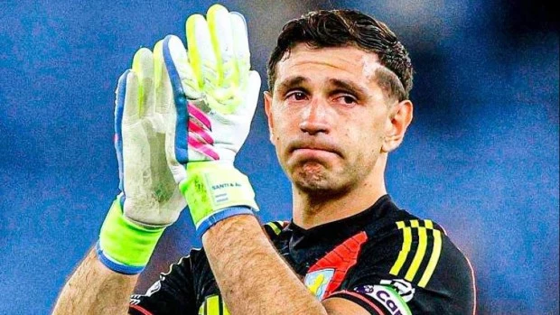 "Dibu" Martínez se retiró emocionado tras la victoria sobre Tottenham y todo apunta a su salida del Aston Villa 