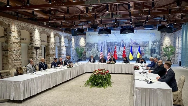 Rusia prepara una lista con condiciones para un alto el fuego, tras la reunión con una delegación ucraniana en Estambul, mientras que Zelenski denunció que el Kremlin sigue matando a civiles e insistió en más sanciones de Occidente.